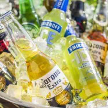 茅ヶ崎迎賓館/テイクアンドギヴ・ニーズウェディング オープンエアーなシーンではドリンク片手に素敵な時間。