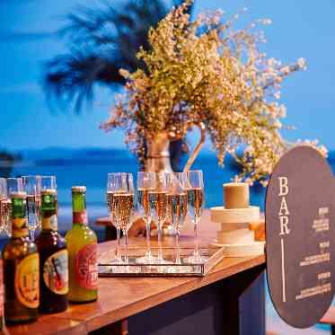 茅ヶ崎迎賓館/テイクアンドギヴ・ニーズウェディング 夕暮れに浮かぶライトアップされた会場は優美で極上のムードを楽しめる