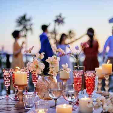 茅ヶ崎迎賓館/テイクアンドギヴ・ニーズウェディング 夕暮れに浮かぶライトアップされた会場は優美で極上のムードを楽しめる