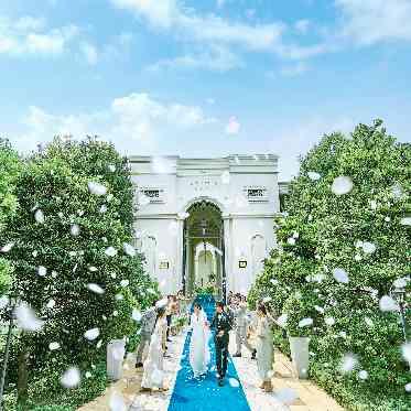 アーヴェリール迎賓館(大宮)/テイクアンドギヴ・ニーズウェディング 凱旋門の美しさと自然の緑が織りなす光景で特別な瞬間を