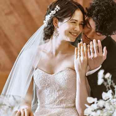 アーヴェリール迎賓館(大宮)/テイクアンドギヴ・ニーズウェディング 入口~祭壇奥まで一筋の光がつながるよう設計されたチャペル