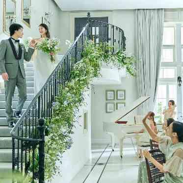 アーヴェリール迎賓館(大宮)/テイクアンドギヴ・ニーズウェディング 階段からの入場は忘れられない景色が広がる!