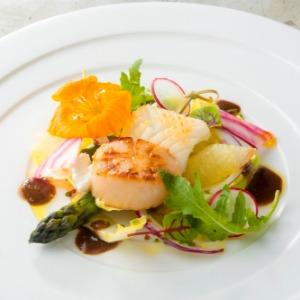 アーヴェリール迎賓館(大宮)/テイクアンドギヴ・ニーズウェディング ホタテとイカの瞬間スモークアンディーブのサラダと共に
