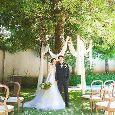 ガーデンヒルズ迎賓館(大宮)/テイクアンドギヴ・ニーズウェディング メインツリーの前でガーデン挙式