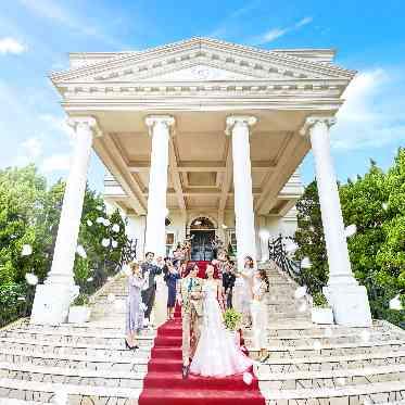 ニーズさいたま新都心 by T&G WEDDING(旧 ガーデンヒルズ迎賓館 大宮) 大階段でのフォトはどんなショットも絵になる 挙式前から披露宴後まですべてが貸切