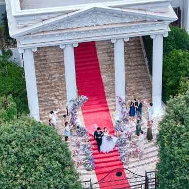 ガーデンヒルズ迎賓館（大宮）/テイクアンドギヴ・ニーズウェディング 大階段