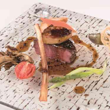 ガーデンヒルズ迎賓館(大宮)/テイクアンドギヴ・ニーズウェディング 100人前を創るのではなく
1人前を100回創る
レストランにも勝る迎賓館の料理