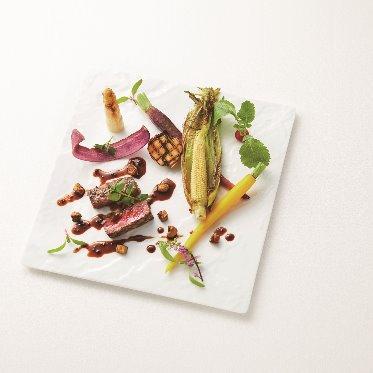 ガーデンヒルズ迎賓館(大宮)/テイクアンドギヴ・ニーズウェディング 地産地消の国産野菜と
シェフ自ら厳選フランス直輸入素材
旬の特別な一皿をお届け