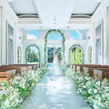 ニーズ柏 by T&G WEDDING(旧 アーセンティア迎賓館 柏) 祭壇奥に水面を臨むチャペル