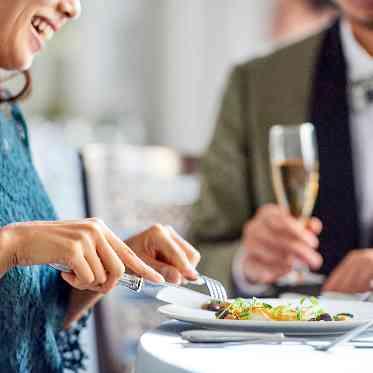 アーセンティア迎賓館(柏)/テイクアンドギヴ・ニーズウェディング おいしいお料理にゲストも会話が弾む