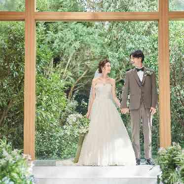 全天候型の通年通して、緑と溢れるぬくもりの森のチャペル