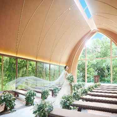 ベイサイドパーク迎賓館(千葉みなと)/テイクアンドギヴ・ニーズウェディング 天上高8m!光降り注ぐ森のチャペル