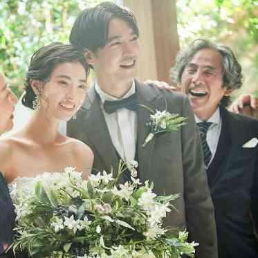 ベイサイドパーク迎賓館(千葉みなと)/テイクアンドギヴ・ニーズウェディング 挙式前のファミリーミート。和らなか光溢れるチャペル空間だからこそ自然体な家族時間