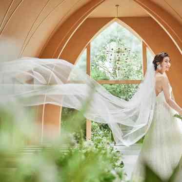 チャペルも5時間貸切だからこそ、カラードレスでも印象に残る写真がたくさん残せる♪