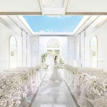 ニーズ千葉みなと by T&G WEDDING(旧 ベイサイドパーク迎賓館 千葉みなと) 天井から光差し込む白いチャペルで祝福