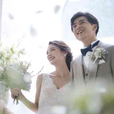 笑顔に包まれるフラワーシャワー