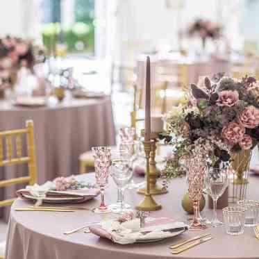 ベイサイドパーク迎賓館(千葉みなと)/テイクアンドギヴ・ニーズウェディング パープル×アンティークピンク組み合わせは上質な空間に