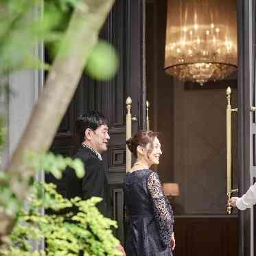 ベイサイドパーク迎賓館（千葉みなと）/テイクアンドギヴ・ニーズウェディング 専属スタッフが入口からご案内するのでご親族も安心