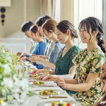 ベイサイドパーク迎賓館（千葉みなと）/テイクアンドギヴ・ニーズウェディング お食事会の中で、親御様への記念品贈呈をするのもおすすめ