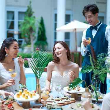 ベイサイドパーク迎賓館(千葉みなと)/テイクアンドギヴ・ニーズウェディング プールサイドでの食事は会話も弾む♪