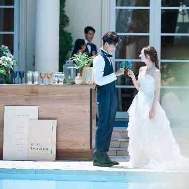 ベイサイドパーク迎賓館(千葉みなと)/テイクアンドギヴ・ニーズウェディング プールサイドのバーカウンターで、おふたりのオリジナルカクテルでおもてなしを!