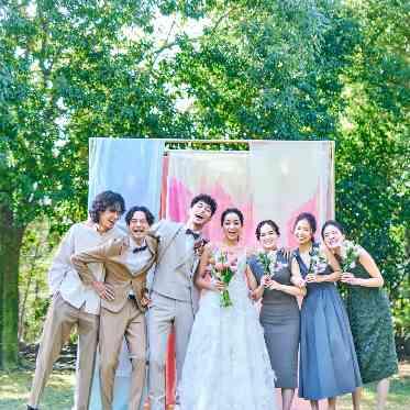 ベイサイドパーク迎賓館(千葉みなと)/テイクアンドギヴ・ニーズウェディング フォトスポットでの笑顔溢れる写真