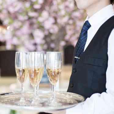 ロビーにもお二人専属のコンシェルジュがゲストをお出迎え致します