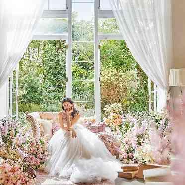 ベイサイドパーク迎賓館(千葉みなと)/テイクアンドギヴ・ニーズウェディング ガーデン隣接のロビーは明るく写真映え◎