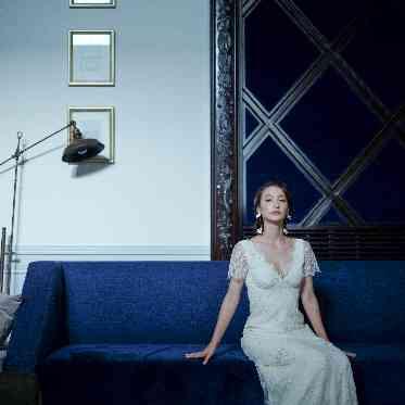 ベイサイドパーク迎賓館(千葉みなと)/テイクアンドギヴ・ニーズウェディング ヴィクトリアハウス:ネイビー×ブラウンのシックで上質なロビー