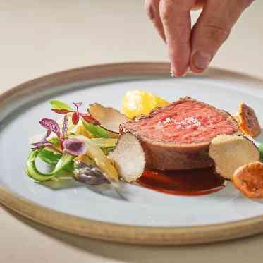 ベイサイドパーク迎賓館(千葉みなと)/テイクアンドギヴ・ニーズウェディング シェフの最後の仕上げも丁寧に…