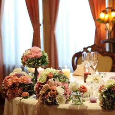 ANTICA ROMA (アンティカローマ) おふたりのお席はソファー席でのご案内も可能。ゲストとの距離をより近くしてくれます