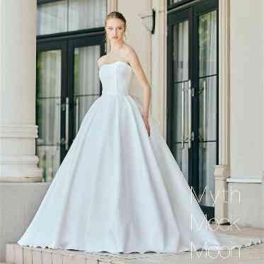 18 (アンウィット) Produced by Casa d' Angela 上質空間に映える新作ドレスも続々入荷