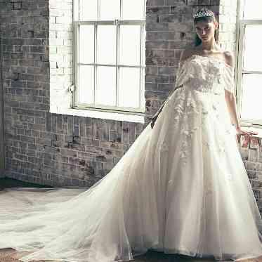 18 (アンウィット) Produced by Casa d' Angela 気になるドレスがある方はお気軽にお問合せください。