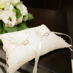 リングピローは持込無料、結婚式のテーマに合わせてお気に入りを持ち込んで。