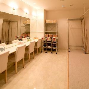 アニヴェルセル 立川 列席者専用の着付け室、着物着付け、ヘアセット・メイクを承っています。