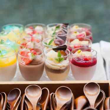 人気のデザートビュッフェはカラフルで見るだけでも楽しい
