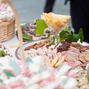 色とりどりのフィンガーフードでウェルカムパーティを