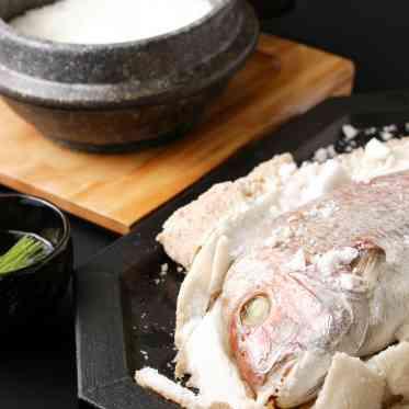 響 風庭 赤坂 響のコンセプト「白ではじまり、白で結ぶ」はじめの白と食すは鯛の塩釜焼き。ハレの日