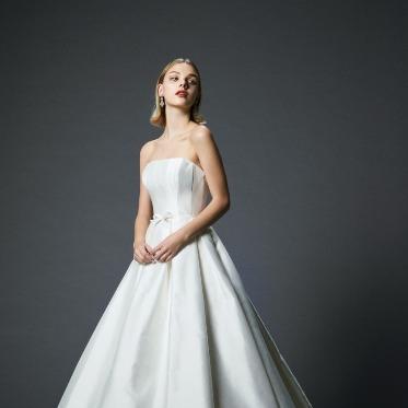 響 風庭 赤坂 美しい光沢感が自然光に調和する洋装