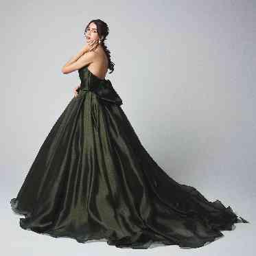 響 風庭 赤坂 美しい光沢感が自然光に調和する洋装