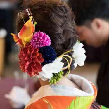 響 風庭 赤坂 会場装花と衣装とのバランスでヘッドパーツもコーディネート
