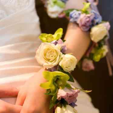 響 風庭 赤坂 ドレスに斬新なアーム装花