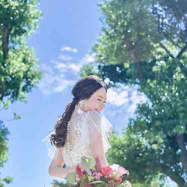 MARINE TOWER WEDDING(マリンタワー ウエディング) 山下公園の豊かな緑や海辺のロケーションでのナチュラルな1枚を