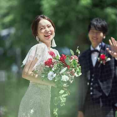 MARINE TOWER WEDDING（マリンタワー ウエディング） 山下公園の豊かな緑や海辺のロケーションでのナチュラルな1枚を