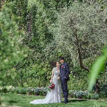 MARINE TOWER WEDDING（マリンタワー ウエディング） 山下公園の豊かな緑や海辺のロケーションでのナチュラルな1枚を