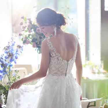 ドレスが映えるナチュラルなパーティー会場