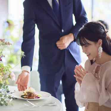 自然光が差し込む明るい空間で美食体験を
