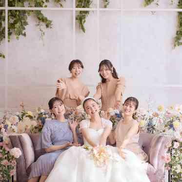 フラワーに囲まれてゲストとかけがえのないひと時を過ごして