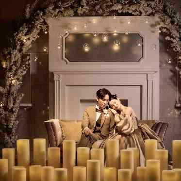 キャンドルに包まれた煌びやかな空間