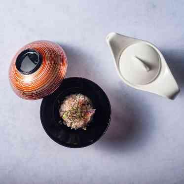 お料理の結びは、天然真鯛を贅沢に使用した出汁茶漬けを。